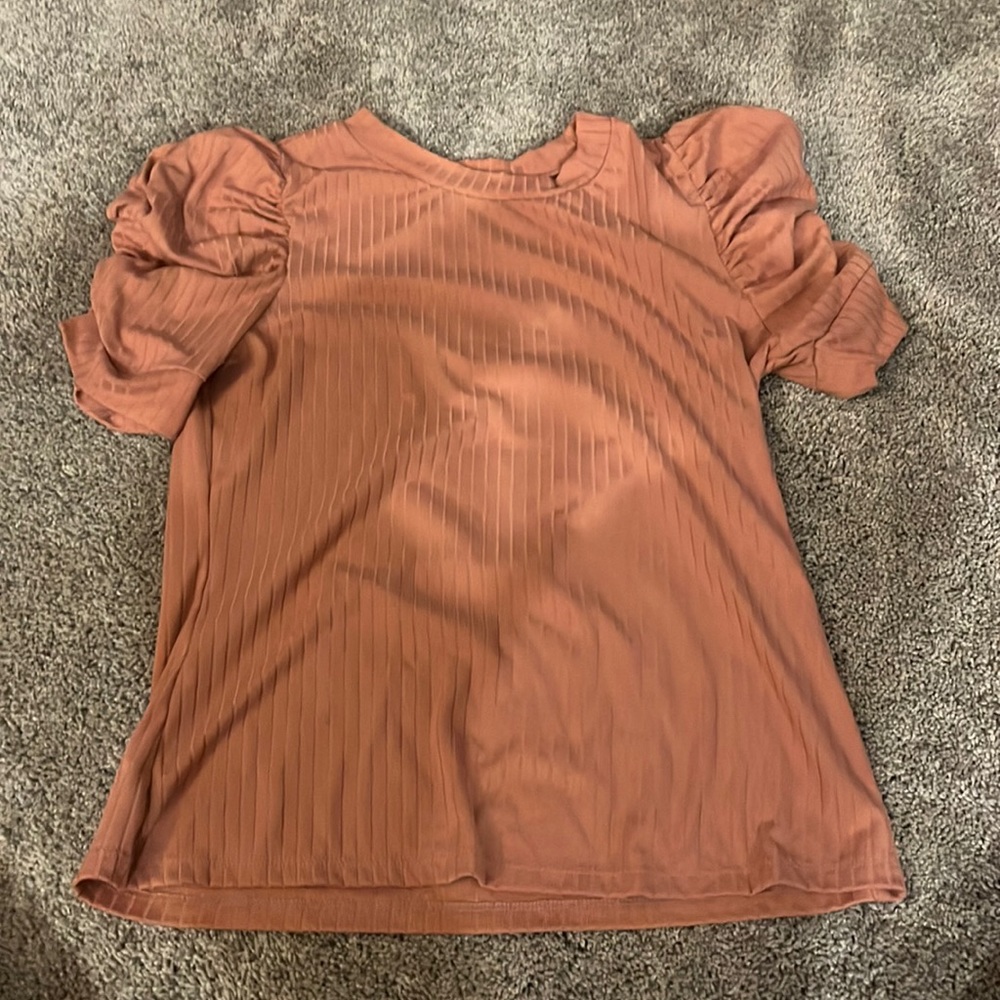 i’m selling a pink top
